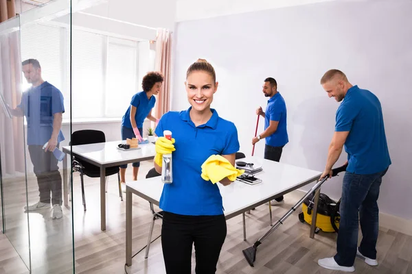 Retrato Uma Empregada Feliz Trabalho — Fotografia de Stock