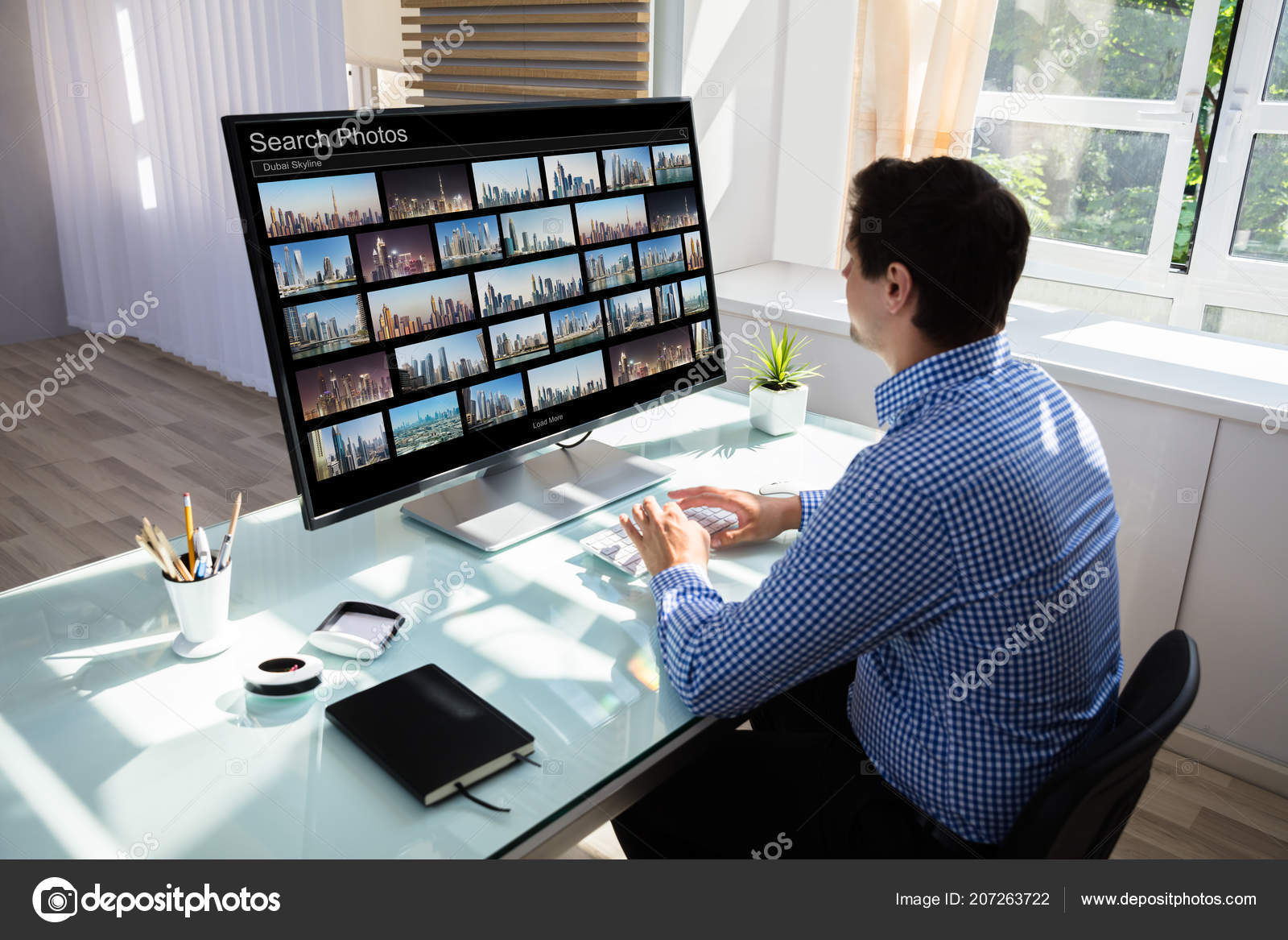Молодой Редактор Ищет Фотографии Компьютере Офисе – Стоковое.