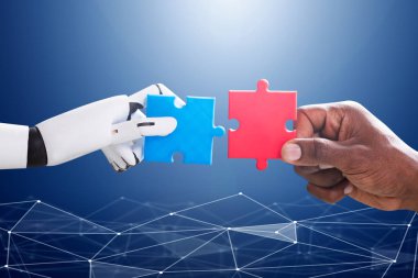 Robot ve insan eli mavi dijital arka plan üzerinde kırmızı ve mavi Jigsaw katılmadan