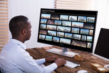 Yakın çekim, bir erkek fotoğraf işyerinde bilgisayarda resim düzenleme editörü