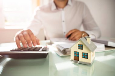 İşadamı el ofis ev modeli ile fatura hesaplama