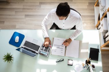 Genç işadamı fatura hesaplama görünümünü yukarıda