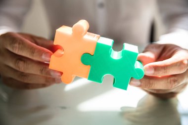 İki renkli yap-boz Office bağlayan işadamı el