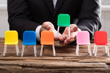 İşadamı'nın diğerleri arasında yeşil sandalye ahşap tespit el Resepsiyon