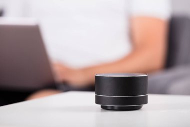 Yakın çekim Mobilya üzerinde siyah bir kablosuz hoparlör