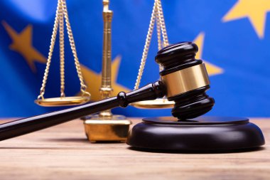 Çekiç ve adalet ölçek Avrupa Birliği bayrağı önünde yakın çekim