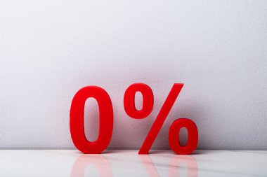 Plastik sıfır duvar önünde yüzde simgesi