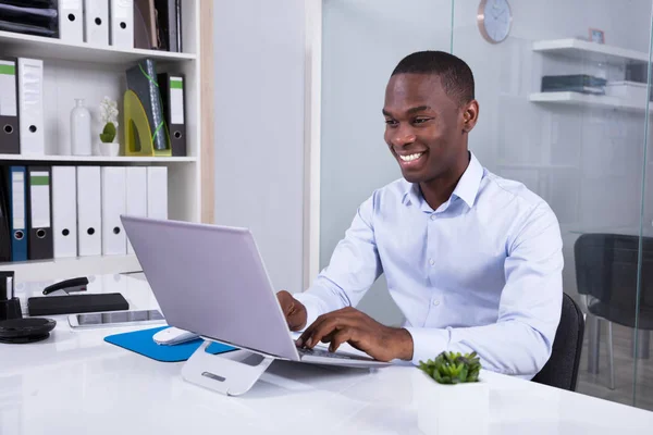 Retrato Del Joven Empresario Sonriente Que Usa Ordenador Portátil Lugar — Foto de Stock