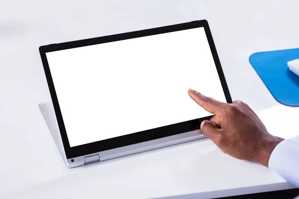 Nahaufnahme Der Hand Die Auf Den Laptop Zeigt Mit Weißem — Stockfoto