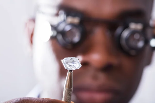 Macro Shot Une Personne Regardant Diamant Avec Loupe Grossissante — Photo