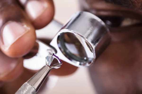 Close Joalheiro Examinando Diamante Através Loupe — Fotografia de Stock