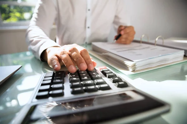 Close Businessman Hand Calculating Bill Office — Stock Photo, Image