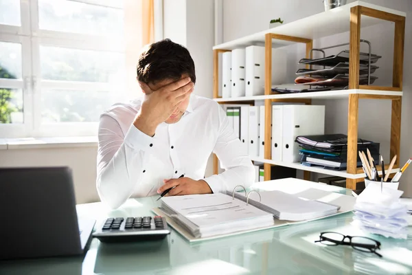 Stressato Giovane Uomo Affari Guardando Disegno Legge Sulla Scrivania Vetro — Foto Stock