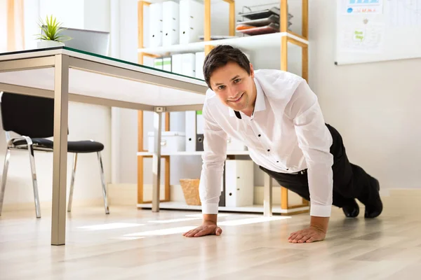Geschäftsmann Macht Liegestütze Auf Parkettboden Büro — Stockfoto