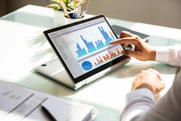 Närbild Affärsman Hand Analysera Diagram Laptop Arbetsplatsen — Stockfoto