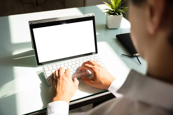 Close Van Hand Van Een Zakenman Die Laptop Met Leeg — Stockfoto