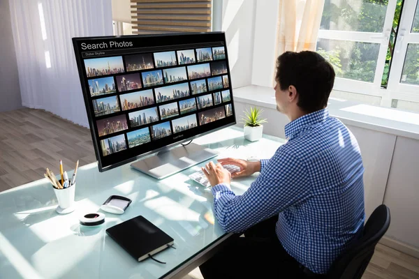 Young Male Editor Searching Photos Computer Office — Stock Photo, Image