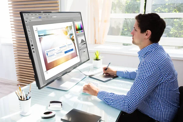 Jonge Mannelijke Editor Gebruiken Grafisch Tablet Voor Schets Terwijl Werkt — Stockfoto