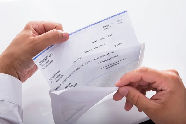 Primer Plano Del Sobre Apertura Mano Hombre Negocios Con Cheque — Foto de Stock