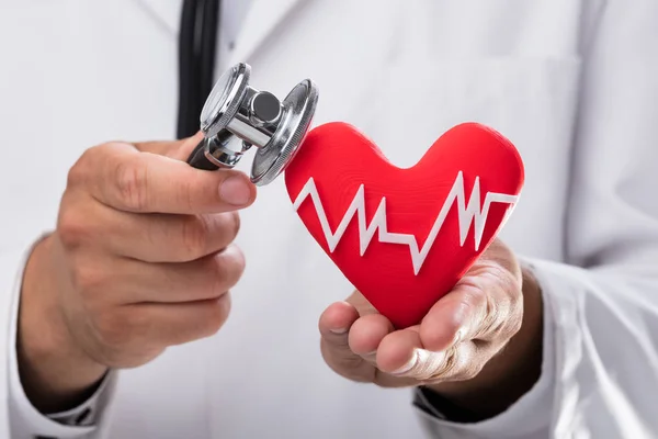 Gros Plan Main Médecin Examinant Fréquence Cardiaque Rouge Avec Stéthoscope — Photo