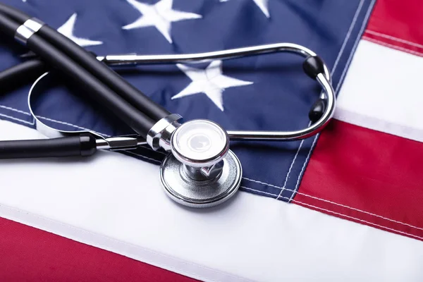 Close Amerikan Bayrağı Bir Stetoskop — Stok fotoğraf