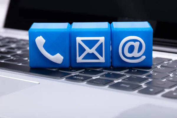 Blaue Würfelblöcke Mit Verschiedenen Kontaktmöglichkeiten Auf Der Laptop Tastatur — Stockfoto