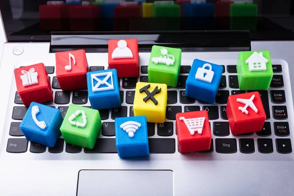 Vista Elevada Coloridos Ícones Vívidos Blocos Cúbicos Teclado Portátil — Fotografia de Stock