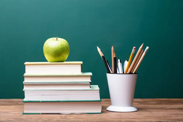 Manzana Verde Encima Libros Apilados Sobre Escritorio Madera —  Fotos de Stock