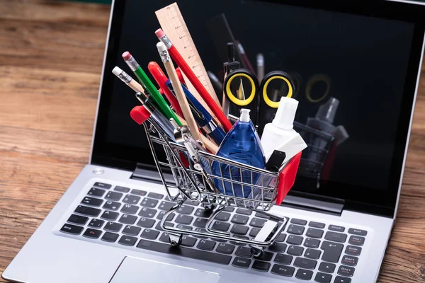 Alışveriş Arabası Laptop Tuş Takımındaki Ileti Örneği Öğeler — Stok fotoğraf