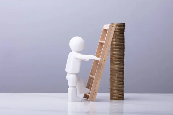 Figura Humana Escalada Escalera Para Llegar Parte Superior Las Monedas — Foto de Stock