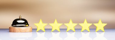 Altın hizmet Bell yansıtıcı Resepsiyon üstünde beş yıldızlı Rating kutsal kişilerin resmi yanında