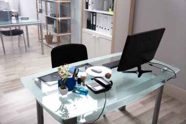 Cam masa üzerinde bilgisayar ile Modern ofis iç