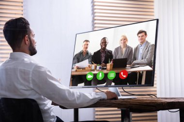 Genç işadamı ortağı işyerinde bilgisayarda Video konferans