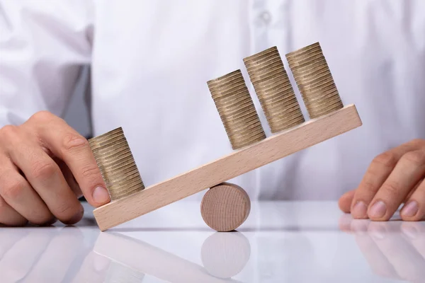 Mano Empresario Mostrando Desequilibrio Entre Monedas Apiladas Balancín Madera — Foto de Stock