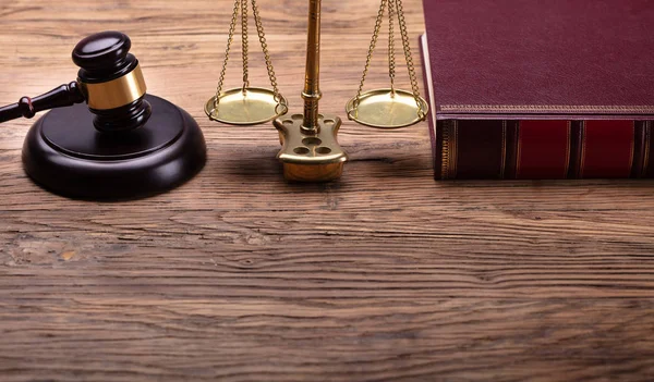 Yargıç Tokmak Adalet Ölçek Hukuk Kitabını Ahşap Masa — Stok fotoğraf