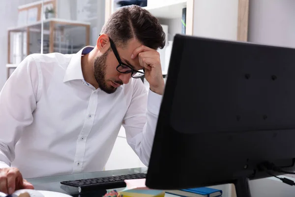 Jovem Empresário Estressado Sentado Perto Computador Escritório — Fotografia de Stock