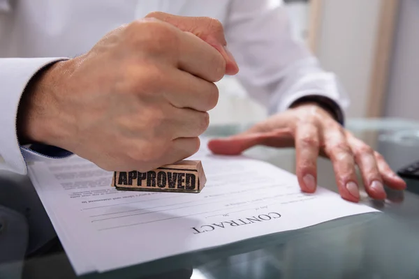 Handstempel Des Geschäftsmannes Auf Vertragspapier Mit Stempel Genehmigt — Stockfoto