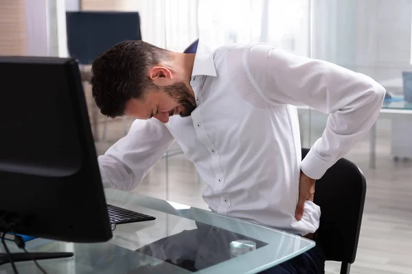 Jonge Zakenman Die Lijden Aan Rugpijn Werkplek — Stockfoto