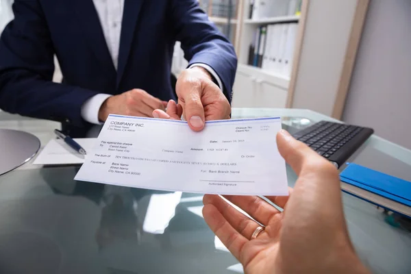 Mão Empresário Dando Cheque Sobre Mesa Vidro — Fotografia de Stock