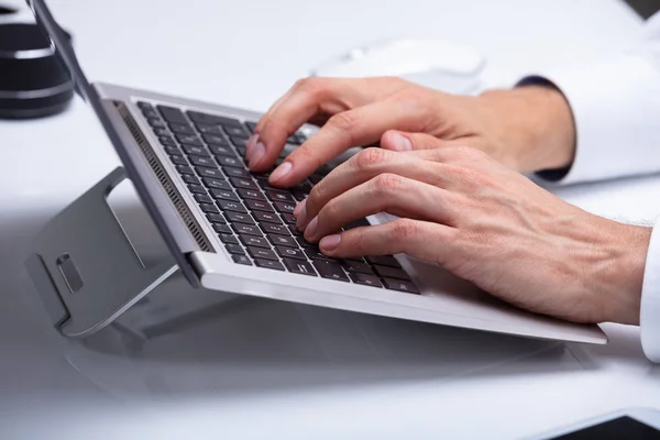 Close Mão Empresário Digitando Teclado Laptop — Fotografia de Stock