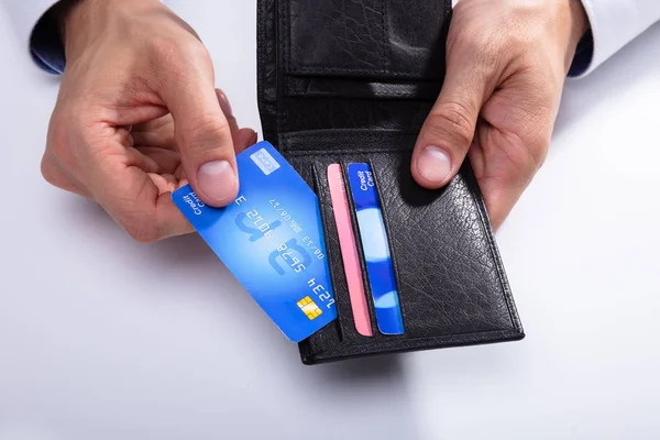 Mão Uma Pessoa Removendo Cartão Crédito Carteira Fundo Branco — Fotografia de Stock