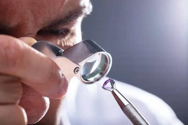 Close Mão Joalheiro Masculino Olhando Para Diamante Através Lupa Ampliação — Fotografia de Stock