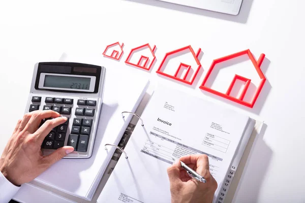 Empresário Calculando Bill Com Calculadora Perto Esboço Crescente Modelo Casa — Fotografia de Stock
