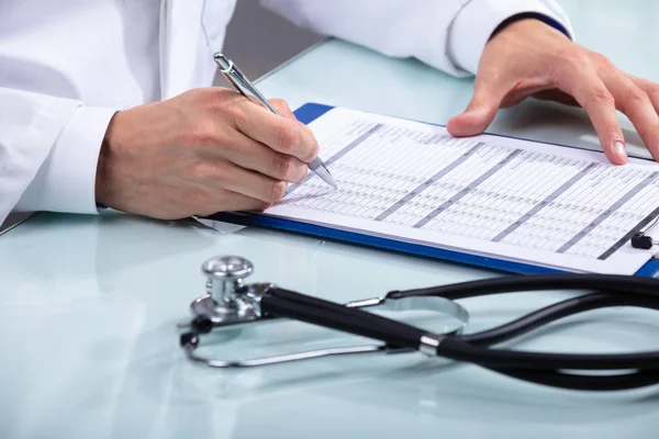 Médico Trabajando Documento Con Estetoscopio Escritorio —  Fotos de Stock