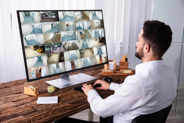 Junger Geschäftsmann Überwacht Videokamera Aufnahmen Computer Über Holztisch — Stockfoto