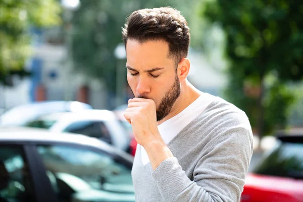 Närbild Ung Man Hosta Utomhus — Stockfoto