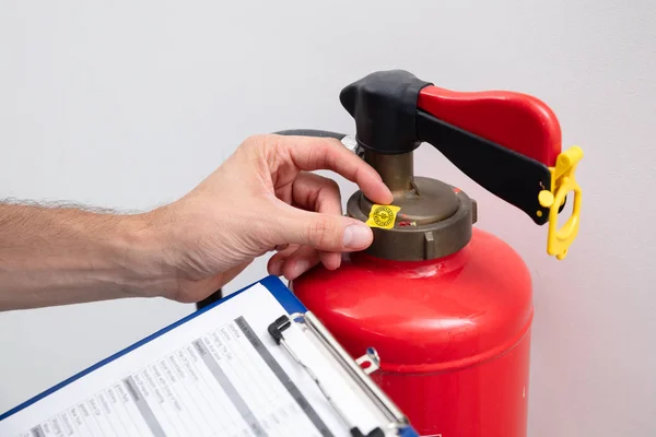 Joven Técnico Masculino Comprobando Símbolo Extintor Fuego — Foto de Stock