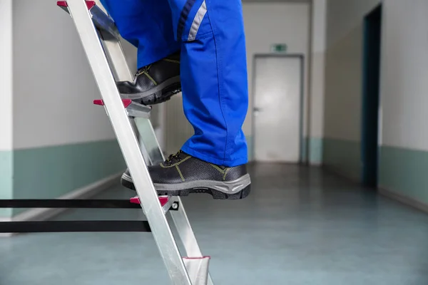 Low Section View Handyman Foot Climbing Ladder — Stock Photo, Image