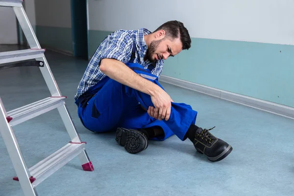 Handyman Tocando Sua Perna Ferida Depois Cair Escada — Fotografia de Stock