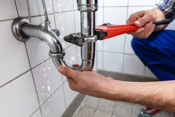 Mannelijke Loodgieter Hand Wastafel Pipe Lekken Met Verstelbare Sleutel Herstellen — Stockfoto